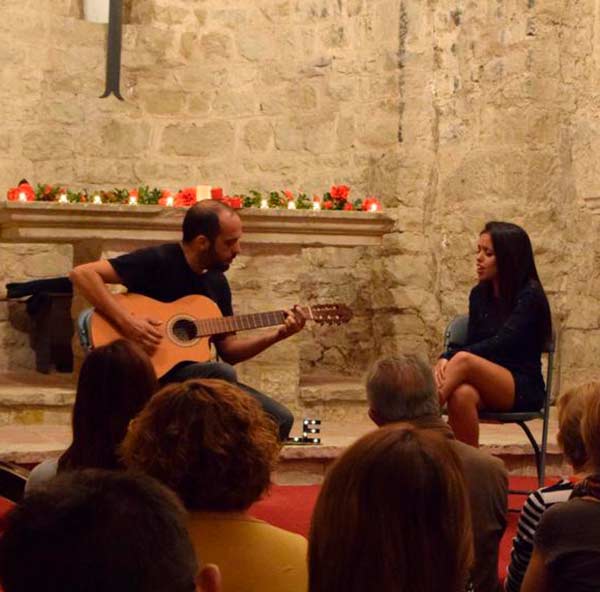 OdenaCat's tweet photo. 🎶Recordeu avui a les 20h, a capella de Sant Miquel, en el marc del cicle de concerts Música i Patrimoni d'Òdena.
Concert amb 🎤la cantant Abril Montmany i 🎸Màrius Montmany.
Serà un concert homenatge a Ramona Vila, qui va impulsar aquest cicle de música. https://t.co/q9g2qBog1P