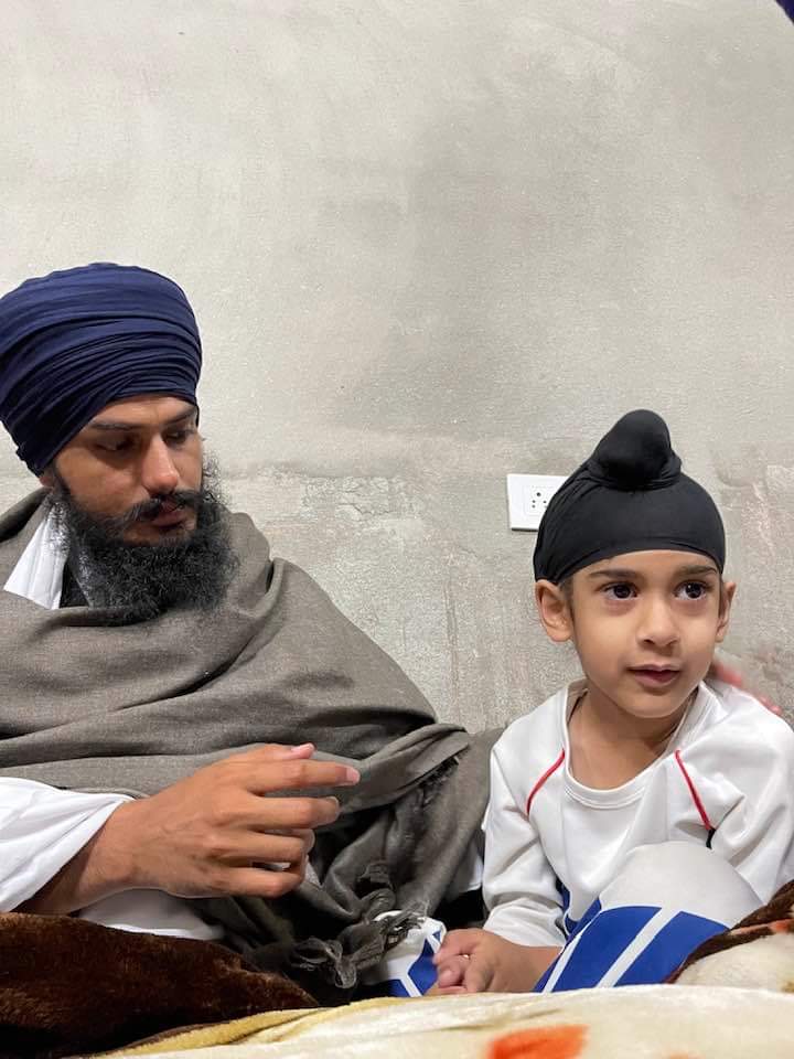 ਰੋਜ਼ਾਨਾ ਅਨੇਕਾਂ ਸਿੱਖ ਸੰਗਤਾਂ ਮਿਲਣ ਆਉਂਦੀਆਂ ਹਨ। ਉਨ੍ਹਾਂ ‘ਚੋਂ ਸਿੱਖ ਬੱਚਿਆਂ ਨੂੰ ਭਾਈ ਅੰਮ੍ਰਿਤਪਾਲ ਸਿੰਘ ਬੜੀ ਗਹੁ ਨਾਲ ਵੇਖਦੇ ਹਨ, ਜੋ ਕਿ ਸਾਡਾ ਭਵਿੱਖ ਹਨ।