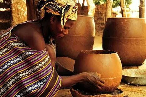 shadesofusafric's tweet photo. Did you know that many African pottery traditions have been passed down from generation to generation, with techniques and styles evolving? The skill of African potters continues to amaze and inspire. #AfricanPottery #Artisans #Heritage #ShadesofUs 

Photo: Venice Clay Artists https://t.co/JhJEbsSUXC