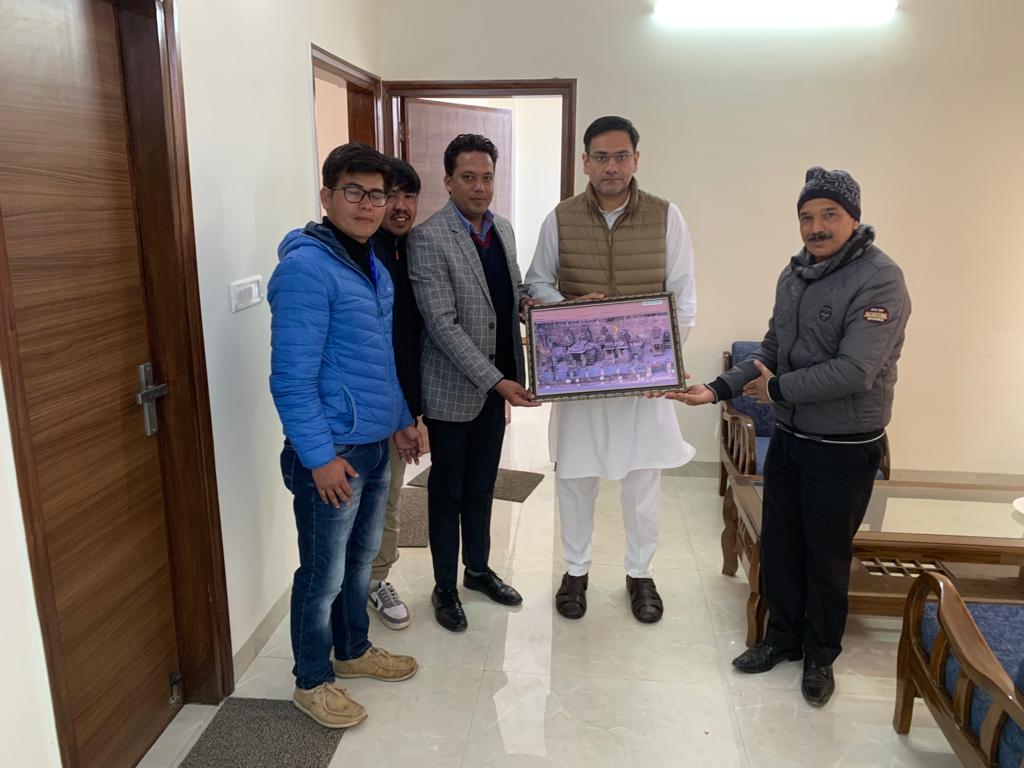 CvoChamoli's tweet photo. गैरसैण विधानसभा बजट सत्र- 2023 की  सफल समाप्ति एवं माननीय पशुपालन मंत्री श्री सौरव बहुगुणा जी की विदाई के उपलक्ष पर डॉ प्रलयंकर नाथ, मुख्य पशु चिकित्सा अधिकारी, चमोली द्वारा मा० मंत्री जी को भगवान विष्णु के प्राचीन मंदिर श्री आदिबद्री का छायाचित्र भेंट किया गया। https://t.co/ere13ns3Uy