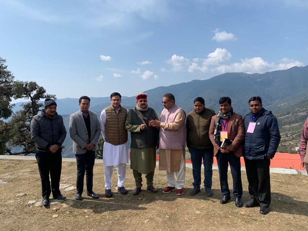 CvoChamoli's tweet photo. गैरसैण विधानसभा बजट सत्र- 2023 की  सफल समाप्ति एवं माननीय पशुपालन मंत्री श्री सौरव बहुगुणा जी की विदाई के उपलक्ष पर डॉ प्रलयंकर नाथ, मुख्य पशु चिकित्सा अधिकारी, चमोली द्वारा मा० मंत्री जी को भगवान विष्णु के प्राचीन मंदिर श्री आदिबद्री का छायाचित्र भेंट किया गया। https://t.co/ere13ns3Uy