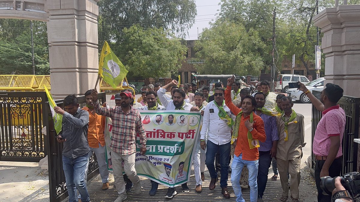 RLP4Pali_'s tweet photo. राजस्थान मे बजरी माफ़िया की मनमर्ज़ी पर लगाम लगाने व राज्य राजमार्ग को टोल मुक्त करने हेतु आज कलेक्टर को ज्ञापन दिया गया। इस दौरान प्रदेश प्रवक्ता @RohitGurjarJTN प्रदेश कार्यकारिणी सदस्य जितेंद्र मेवाड़ा व @VR_Bali ज़िलाध्यक्ष @madharamkurriya महिला मोर्चा ज़िलाध्यक्ष मंजु चौधरी https://t.co/dD7jFRwo5Z