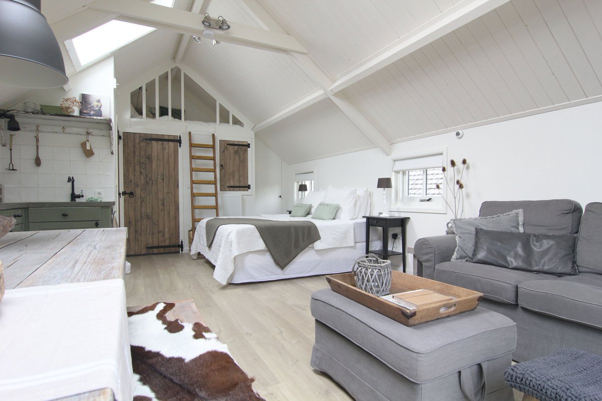 Op een unieke plek aan de Linge in het Betuwse dorpje Gellicum, vind je deze prachtige B&amp;B. 😊 De eigenaren van B&amp;B De Linge hebben aan de achterzijde van hun kapschuur een schitterende B&amp;B met een sfeervol interieur gerealiseerd.  🤩#bedandbreakfastnl (bit.ly/3FscWcy)