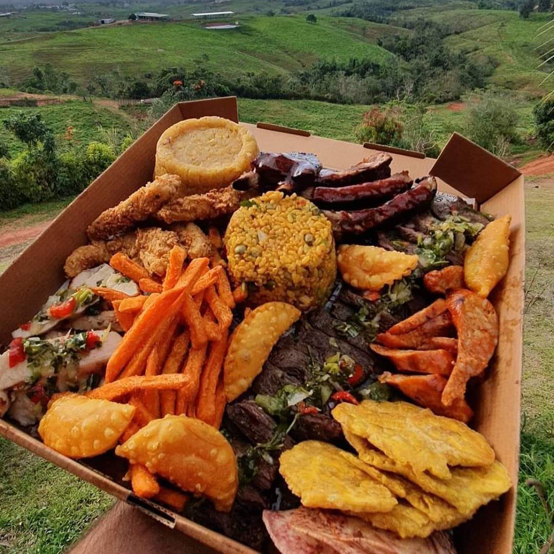 fogondpalo's tweet photo. La ramita de cebollín, con el sofrito y las posturas. Un maizal que pasó por la industria y se transformó en arepas, en algún lugar después de tostar y moler llega el café a la taza. Campesinos que a cielo abierto llenan los mercados y la despensa. La jornada comenzó #estero bd https://t.co/JXw5DbUDlH