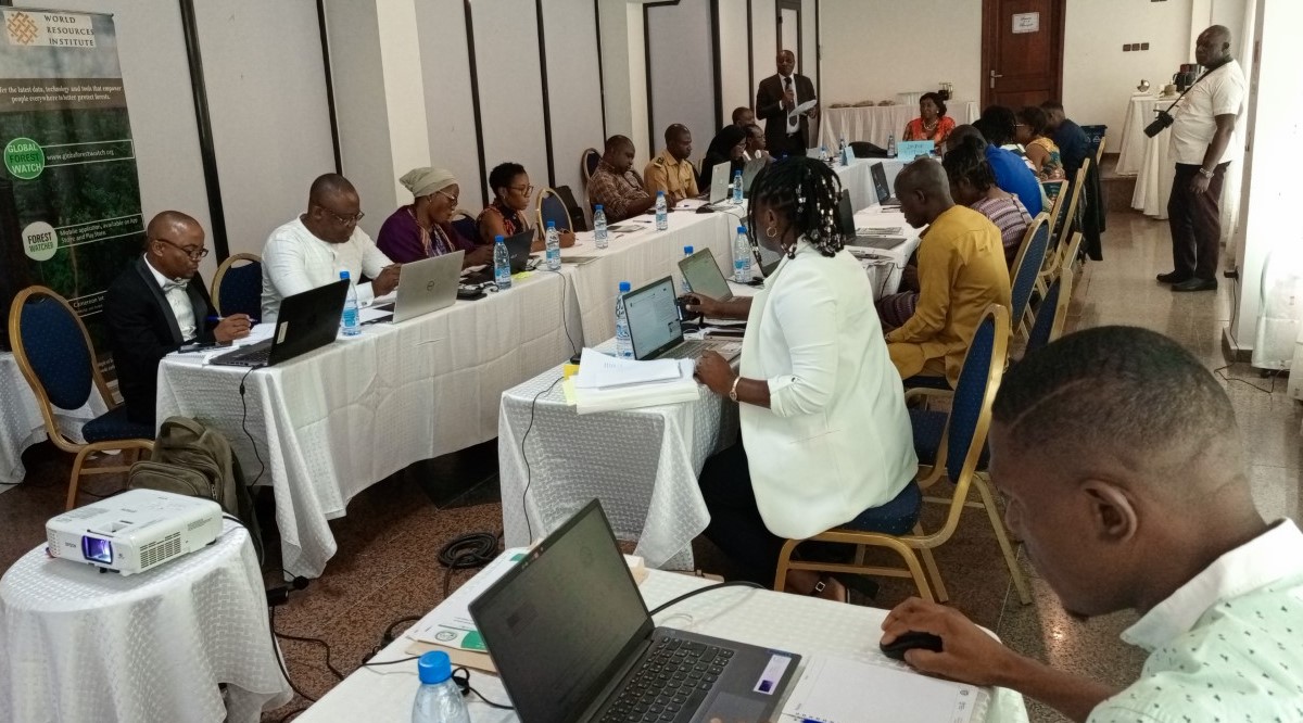This week, WRI Africa is training 9 customs & checkpoint officers in Douala on how to use tools like the #ForestAtlas, #OpenTimberPortal, SIGIF2, and e-CITES to enable them to detect, investigate & prevent  #IllegalLogging and trade of @CITES species. [1/2]