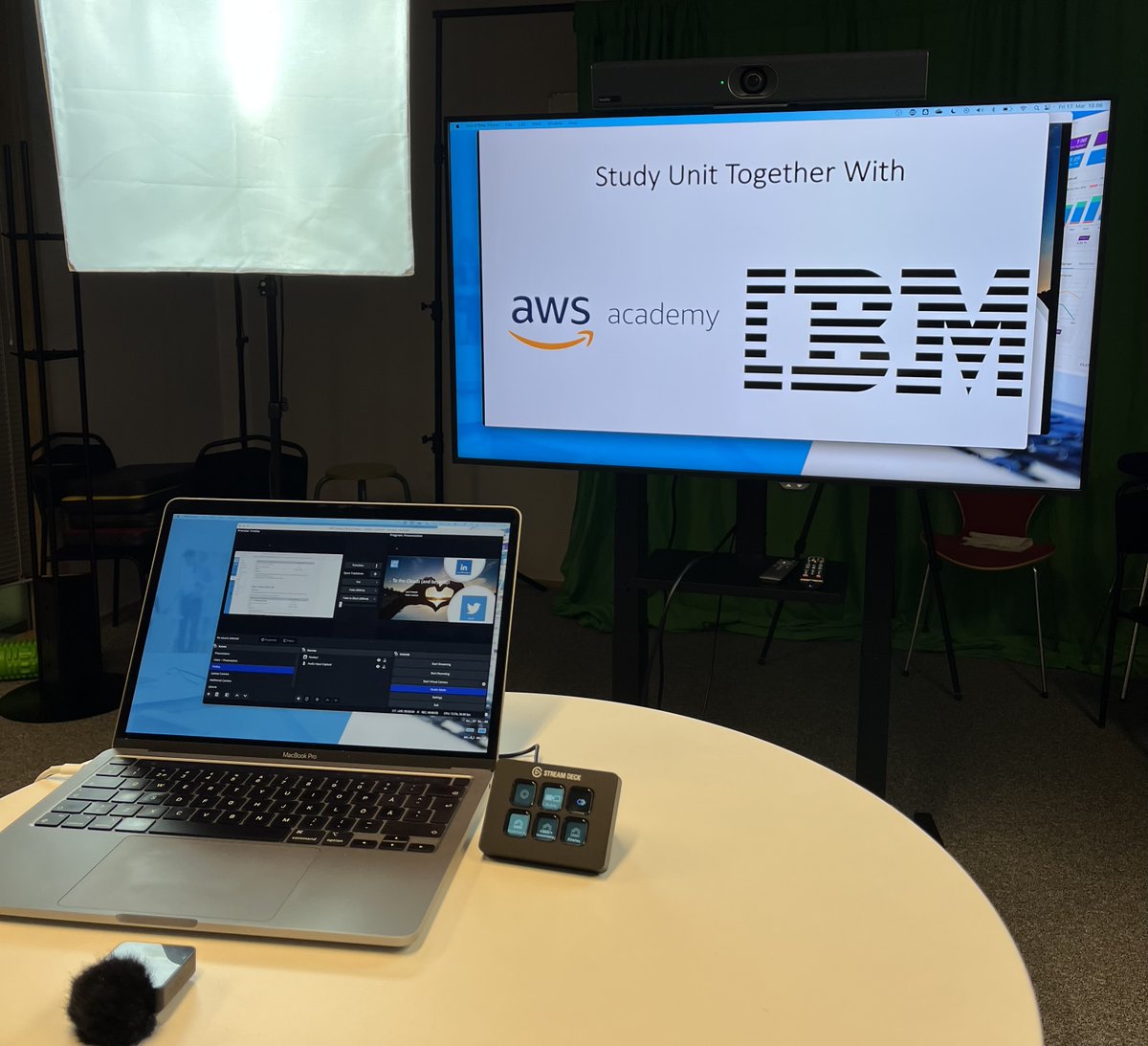 LassiFI's tweet photo. Päivän agendana opintojakson webinarin nauhoitus. Setuppina #OBSstudio, #YEALINKUVC40, #RodeWirelessGo2 ja #StreamDeckMini. Huoneessa lisäksi  näyttö sekä 2 kohdevaloa.

#laureadigital #onlinelearning #opiskelijakokemus @laureauas https://t.co/qh8nLTkhfY