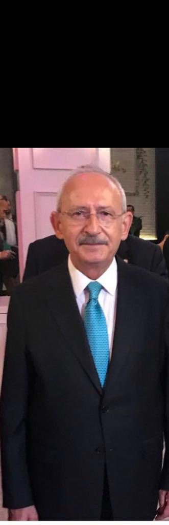 Kerem Kılıçdaroğlu: Askerliğini bedelli yapabilecekken, 6 ay olarak Sivas’ta tamamladı. TED üniversitesin’de öğretim üyesi olarak çalışmaktadır. Oğlunun nişanın’da taktığı kravatı düğününde takan Kemal Kılıçdaroğlu🫶ne gemileri,ne gemicikleri,ne Vakıfları,ne dernekleri