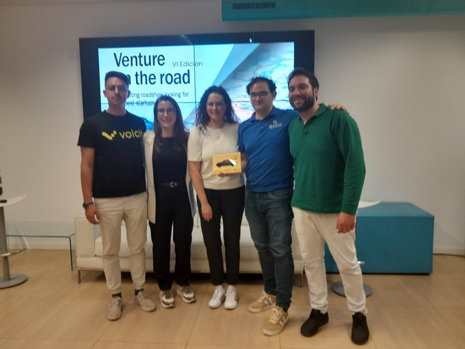 aemprende's tweet image. #VentureOnTheRoad 🚙 @seedrocket

 🙌 ENHORABUENA a todas Cober.io @genengineSL @voicit_tech, especialmente a @dencantocom que se alzó con el galardón 🏅

Nuestra directora, @rosasiles y @azevedohermida, de #EquipoEmprende, participaron como jurado ✍️

#EmprendeAND