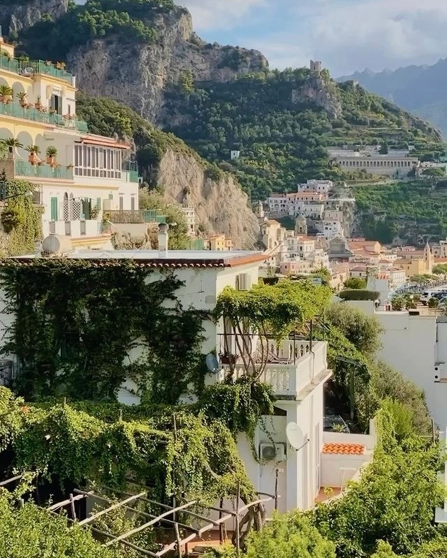 scaterinamalfi's tweet image. As the lush green landscape starts to emerge we couldn’t be more excited to welcome you back to Amalfi. #NineDaysToGo
Photography: @alexpreview