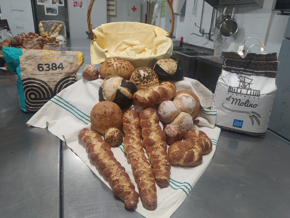 juancmo8's tweet photo. Nuestros alumnos/as han hecho sus exámenes prácticos usando materia prima local, en este caso de El Molino de Coín, Bartolo y su familia/empleados, en #CursoEspecialización del #IesJacaranda #Churriana #Málaga #ElMolonoCoín #EconomíaLocal @SaboraMalaga https://t.co/FdNiUEFYWR