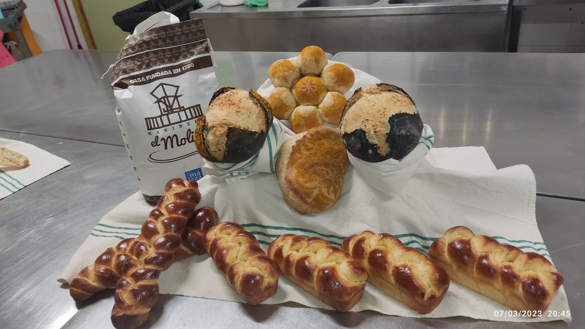 juancmo8's tweet photo. Nuestros alumnos/as han hecho sus exámenes prácticos usando materia prima local, en este caso de El Molino de Coín, Bartolo y su familia/empleados, en #CursoEspecialización del #IesJacaranda #Churriana #Málaga #ElMolonoCoín #EconomíaLocal @SaboraMalaga https://t.co/FdNiUEFYWR