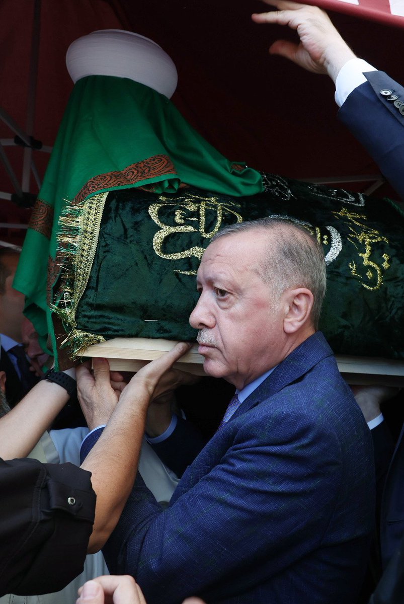 Ben, bu uzun adamın yanında ve duacısıyım, ona dua etmeyi bize Mahmud Efendi Hazretlerimiz emretti.

“(Görüştüklerinde) Sen başımızda ol yeter”, “ona dua edin, yardım edin” diye kendisine destekte bulunan da bizzat Efendi hazretlerimizdi.

Vefalı olma ve arkasında durma zamanı!