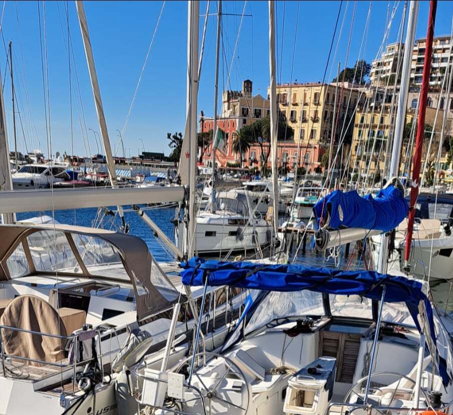 mare_marino's tweet photo. Ciurmaaaa questo silenzio cos'è? #ritardatari https://t.co/vgmzj5qDnw