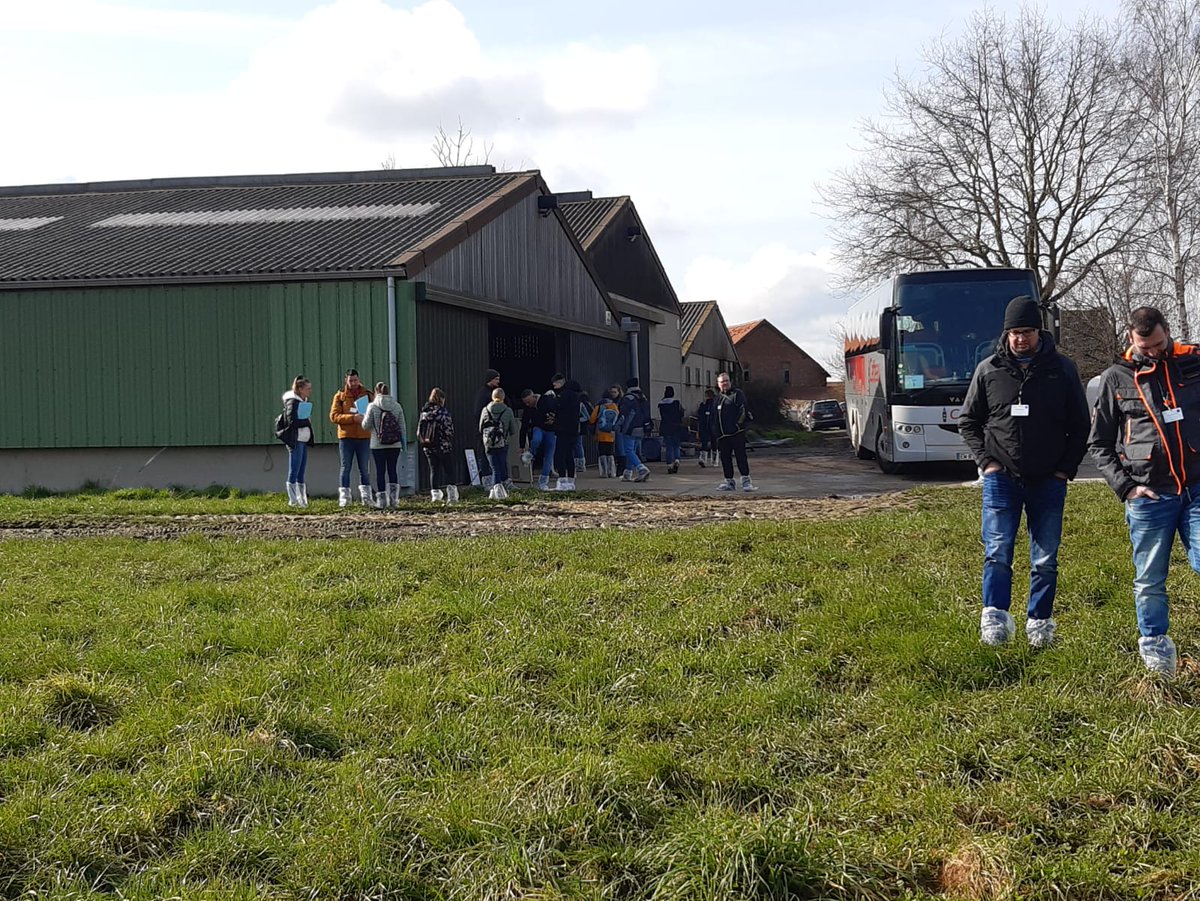 InstitutElevage's tweet photo. Retour en images 📸 | Meeting 🇪🇺 @R4_Dairy
Jour 3 🤓
👉 Visite EARL ferme de la clarine 🐄
 🔸 Transformation en yaourt, glace &amp; vente en magasin de producteurs
🔸 #Agriculture de conservation
🔸 Impliqué dans label Bas #carbone
👉 Visite magasin &amp; explication du fonctionnement https://t.co/sKdsYBD8yI