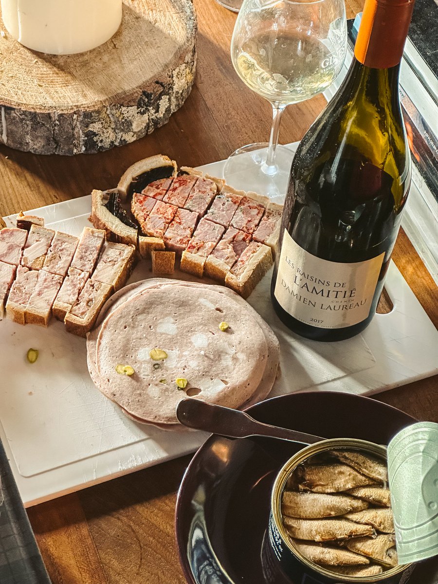 Casse-croûte avec les copains 🇫🇷🥂🐷🐟
au menu pâté en croûte, et mortadelle #MaisonBaroc &amp; sparts 👌 le tout accompagné de la cuvée Les Raisins de l'Amitié #DomaineLaureau🥂 un Chenin plein de fraîcheur et qui en a dans le slip

#cassecroute #bonsvivants #chenin #charcuterie