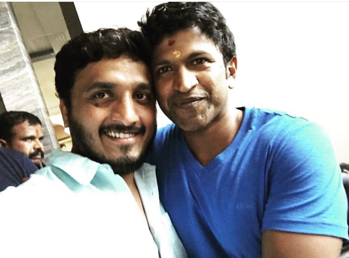 AP_Arjun_film's tweet photo. ಕರುನಾಡ ಬಾನದಾರಿಯಲ್ಲಿ ಎಂದಿಗೂ ಬೆಳಗುವ ಹುಣ್ಣಿಮೆಯ ಬೆಳದಿಂಗಳು ನೀವು….🙏🙏🙏
ಸಾವಿರಾರು ಕುಟುಂಬಗಳ ಕಷ್ಟಕ್ಕೆ ಮಿಡಿದ “ ನಿತ್ಯ ಹುಣ್ಣಿಮೆಗೆ” ಹುಟ್ಟು ಹಬ್ಬದ ಶುಭಾಷಯಗಳು🎂🎂🎂🎂🎂🎂🎂♥️♥️🤗🤗🤗🤗🤗

Love u APPU sir♥️🤗 ಕರ್ನಾಟಕರತ್ನ
#powerstar #puneethrajkumarbirthday https://t.co/hTMHrmeQeZ