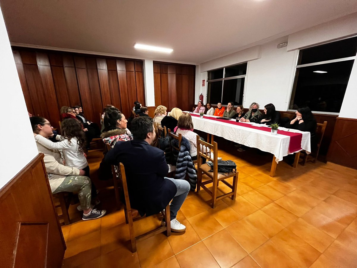 MoveteAE's tweet photo. 🟣 O acto de onte, no que da man de diferentes mulleres estradenses analizamos a situación da muller desde diversas perspectivas profesionais e vitais, deixou sen dúbida unha profunda e positiva pegada en todos nós.

Grazas a todas por participar! 💚❤️✊ https://t.co/RjuOtwX6Mi