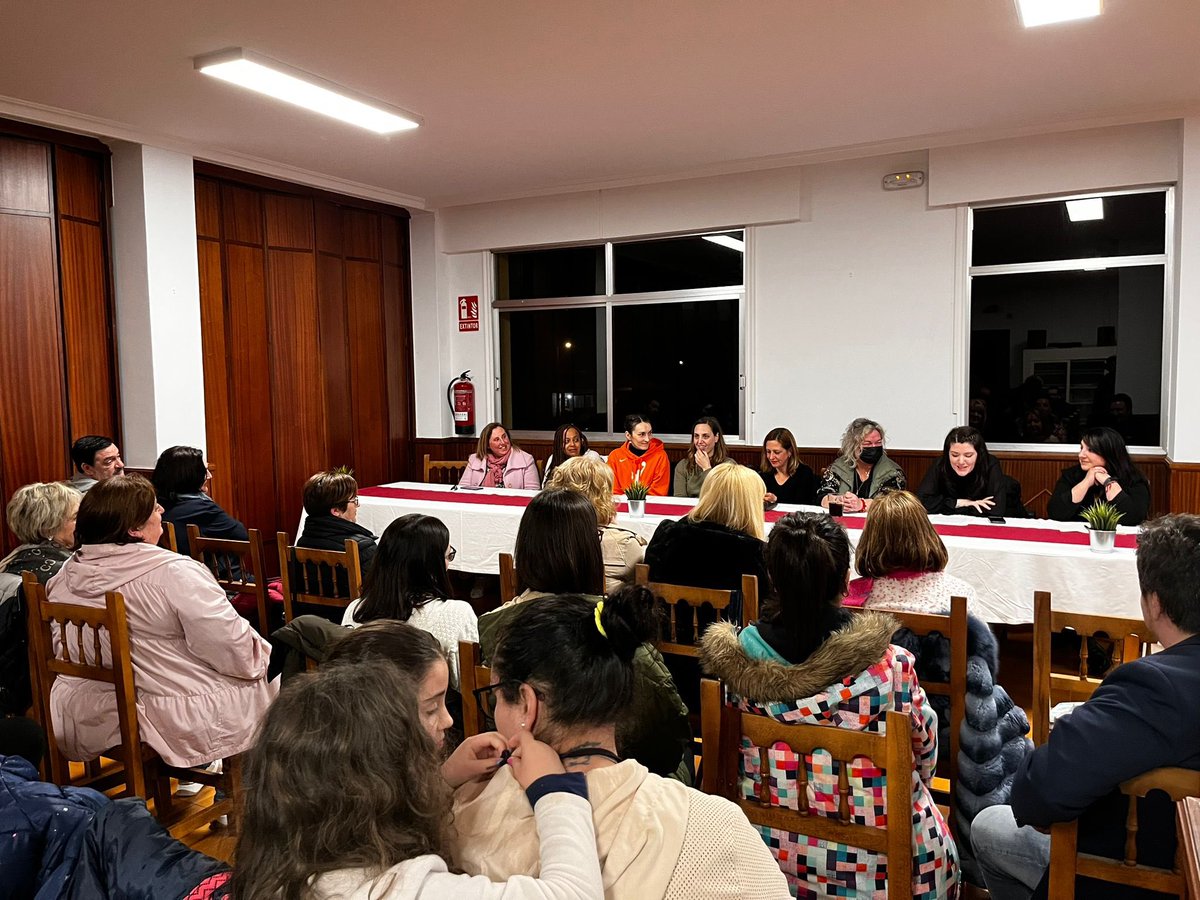 MoveteAE's tweet photo. 🟣 O acto de onte, no que da man de diferentes mulleres estradenses analizamos a situación da muller desde diversas perspectivas profesionais e vitais, deixou sen dúbida unha profunda e positiva pegada en todos nós.

Grazas a todas por participar! 💚❤️✊ https://t.co/RjuOtwX6Mi