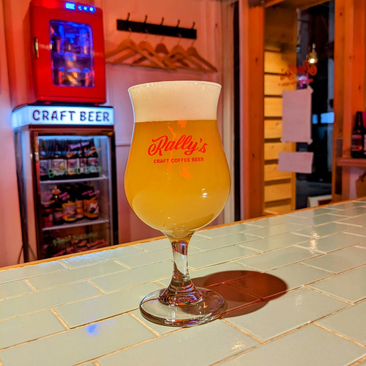 新規開栓ビール🍺
New Beer on tap!

Deep Haze by Knee Deep Brewing
@KneeDeepBrewing

インポートビール🗽🇺🇸カリフォルニアからHazy IPAの登場❗ABV6.5%でIBU24とヘイジーでフルーティーな飲みやすい一杯🍻

A hazy IPA from the USA
6.5% ABV
IBU 24

It's an easy going, fruity IPA