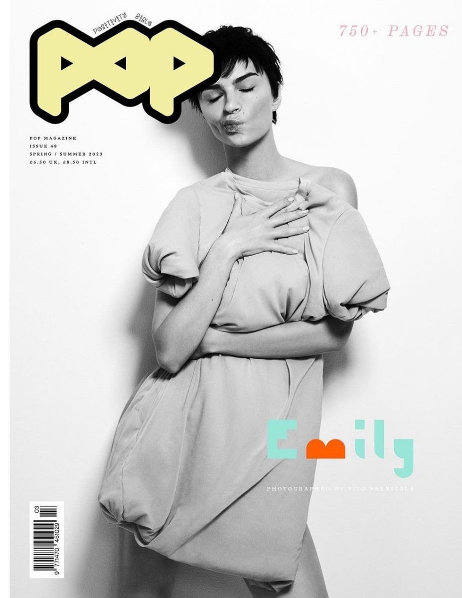 Пятничная Эмили Ратаковски на свежей обложке Pop Magazine. На Эмили (а точнее, в ее руках) — Loewe.