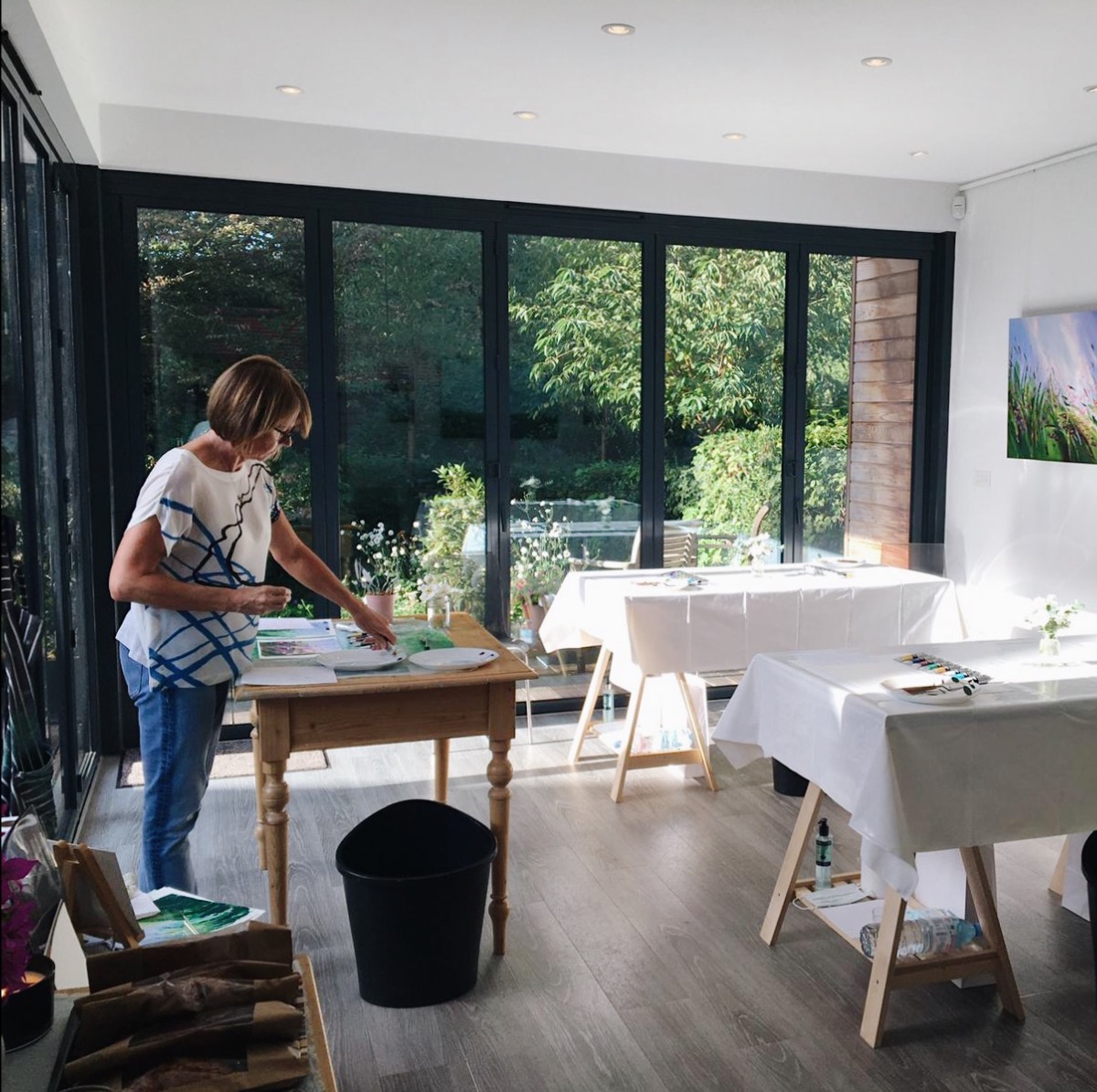 SueRap_Art's tweet photo. Friends! is this your year to try something NEW? 
Find fresh new inspiration, a new exhibition I loved + Join me at a #PaintingWorkshop 💚 #cambridgeuk #paletteknifepainting - https://t.co/zqlAUT1jb3 https://t.co/aKEoofNTfF