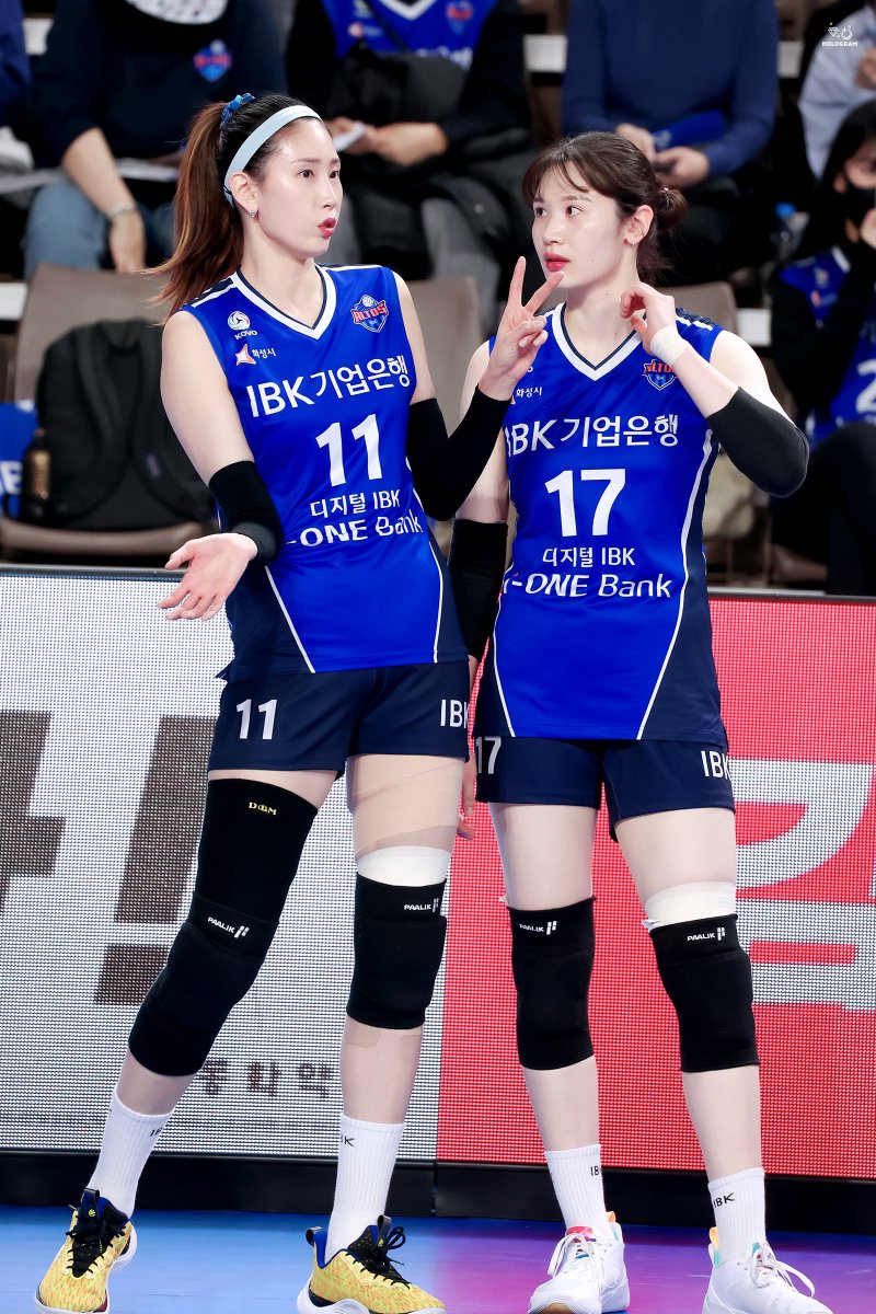 230315 흥국전 #김수지 
현정선수랑 열띤 이야기중.. 열쩡센터즈 ✨