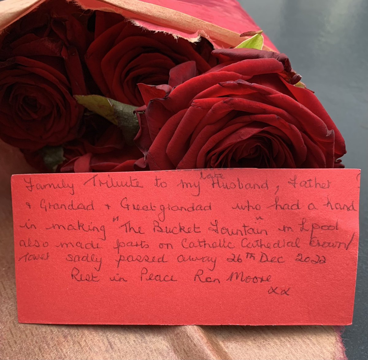 @EngageLiverpool @MerseyCivic @VisitLiverpool @PiazzaFountain @Liverpool1207 @C20Society @CultureLPool @LpoolMarketing @NML_Muse A lovely family tribute left at the bucket fountain in Drury lane this morning. @voicesforlpool1 @LpoolBIDcompany engageliverpool.com/projects/save-…