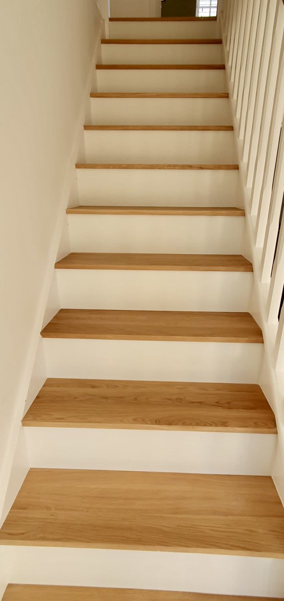 Happy_Flooring's tweet photo. Here's a staircase and landing renovation we've just completed. Completed with laminate white risers, oak treads and engineered wood on the landing, we think this has really transformed the space.

Get in touch today to book your FREE quote 😃

#flooring #flooringinstallation https://t.co/cVkCKIdgFp