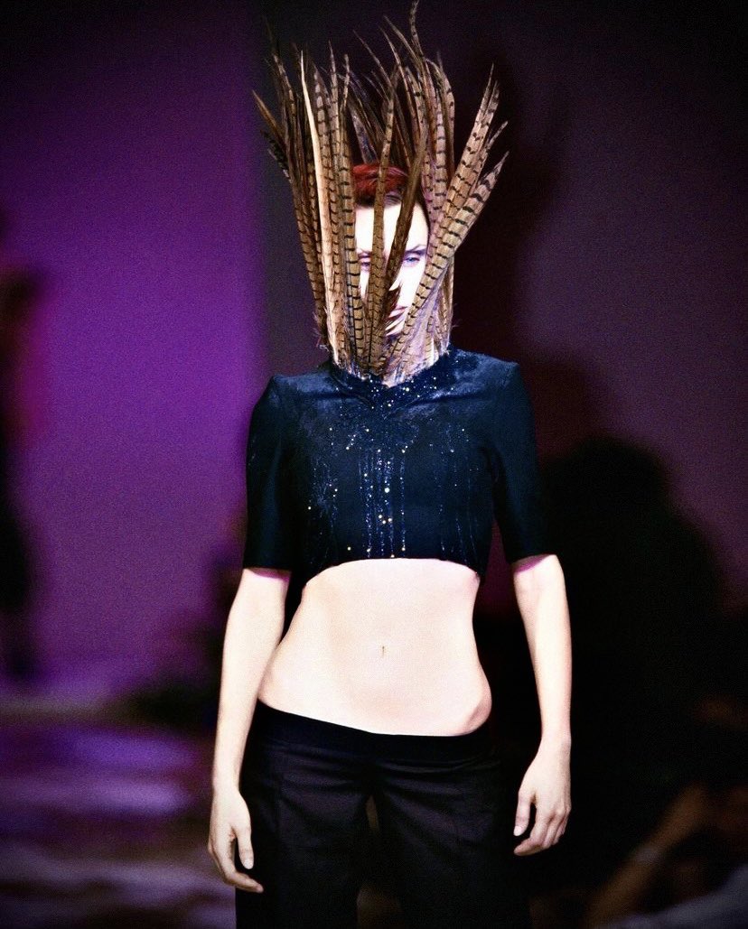 In honor of Alexander McQueen's birthday, here is a very long thread of some of my favorite collections from his eponymous brand in chronological order.

Fall 1995