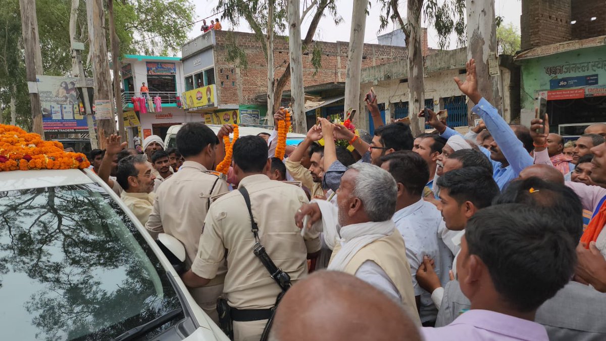 UpendraKushRLM's tweet photo. #विरासत_बचाओ_नमन_यात्रा के क्रम में जमुई के बाद नवादा जिला सीमा में प्रवेश करते हुए राष्ट्रीय लोक जनता दल के उत्साहित, समर्पित और जुझारू स्थानीय साथियों के साथ। https://t.co/n4h4kMnBjv