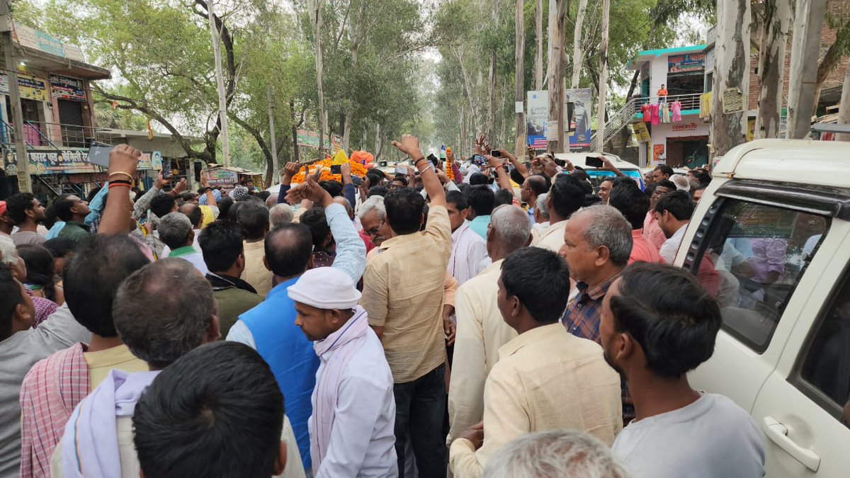 UpendraKushRLM's tweet photo. #विरासत_बचाओ_नमन_यात्रा के क्रम में जमुई के बाद नवादा जिला सीमा में प्रवेश करते हुए राष्ट्रीय लोक जनता दल के उत्साहित, समर्पित और जुझारू स्थानीय साथियों के साथ। https://t.co/n4h4kMnBjv