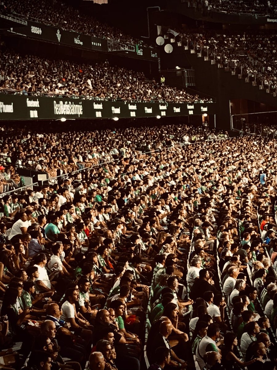 ElMagoBotas_'s tweet photo. 54.643 personas en un día laborable a las 7 de la tarde tras haber perdido 4-1 en la ida. 

La esencia del Manquepierda.

El que pueda, que empate. https://t.co/SoDfFX827u