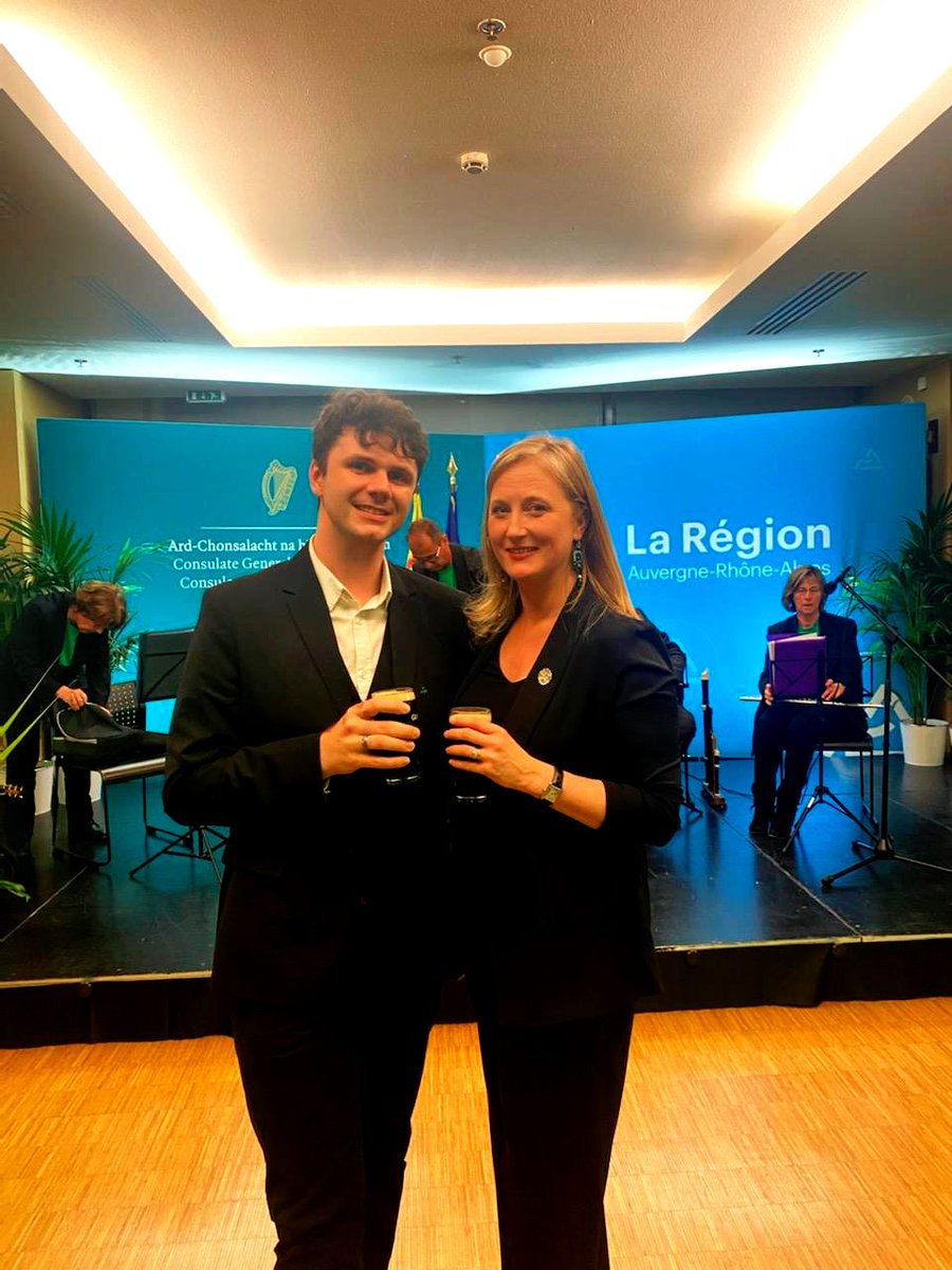 YoanPom's tweet photo. Happy #StPatricksDay2023 🇮🇪
Célébrée avec un peu d'avance aux côtés de Joanne Doyle (ex-Riverdance) qui assure nos cours de danse à @villeurbanne mais RDV ce soir au @NinkasiFR Gerland pour un spectacle de step dancing avec Irish Tap &amp; Dance et Witch Hare ☘️ https://t.co/IugFIGn8Ip