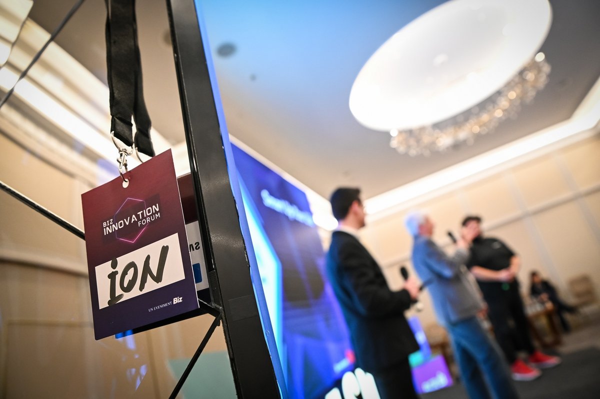 toaderpaun's tweet photo. Pe scena Biz Innovation Forum 2023 mi-am făcut un nou prieten: ION
Evenimentul organizat de Revista Biz este primul unde @noisuntemion  a fost invitat, iar povestea lui a venit de la „părinții” Nicu Sebe - coordonatorul proiectului &amp; Vali Mălinoiu - expert tehnic https://t.co/BzUBjQBBK7