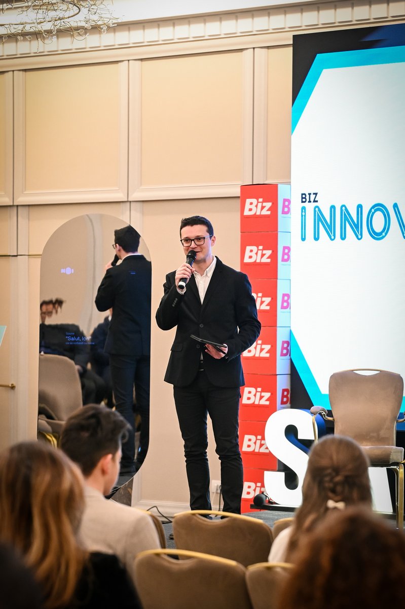 toaderpaun's tweet photo. Pe scena Biz Innovation Forum 2023 mi-am făcut un nou prieten: ION
Evenimentul organizat de Revista Biz este primul unde @noisuntemion  a fost invitat, iar povestea lui a venit de la „părinții” Nicu Sebe - coordonatorul proiectului &amp; Vali Mălinoiu - expert tehnic https://t.co/BzUBjQBBK7