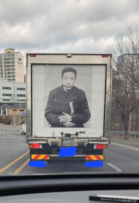 '거참..트럭 아저씨 쫌 멋있네..' 하며 사진한장 찍고. 졸졸 쫓아가다 좌회전 하는 트럭 옆구리를 봤는데 우와~~~트럭 전체를 독립운동 관련 내용으로 도배를 하셨더라고요!…