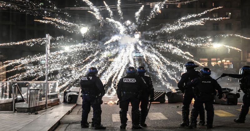 amaerx's tweet photo. En Francia los sindicatos hacen ARDER EL PAÍS.
En España a los sindicatos les ARDE EL ESTÓMAGO. https://t.co/ySYOuOvknz