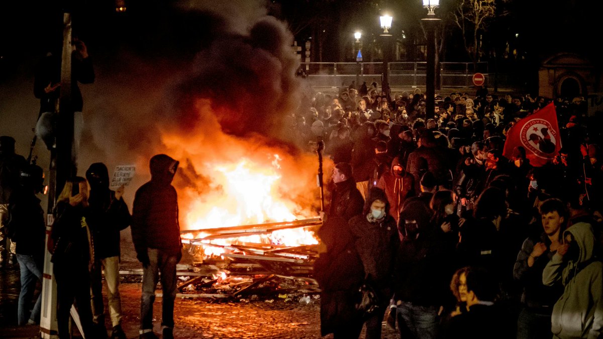amaerx's tweet photo. En Francia los sindicatos hacen ARDER EL PAÍS.
En España a los sindicatos les ARDE EL ESTÓMAGO. https://t.co/ySYOuOvknz