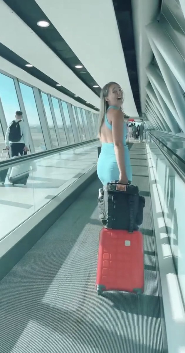 YasminHodge's tweet image. PLEASE PLEASE PLEASE can Twitter work it’s magic 🙏🏼 MY BAG HAS BEEN TAKEN from the 784 Dublin express bus that departed 8am from the airport into the city 😭😭😭 If you have my bag I have yours - look so similar but there are differences as pictured-I need it for this weekend 💔