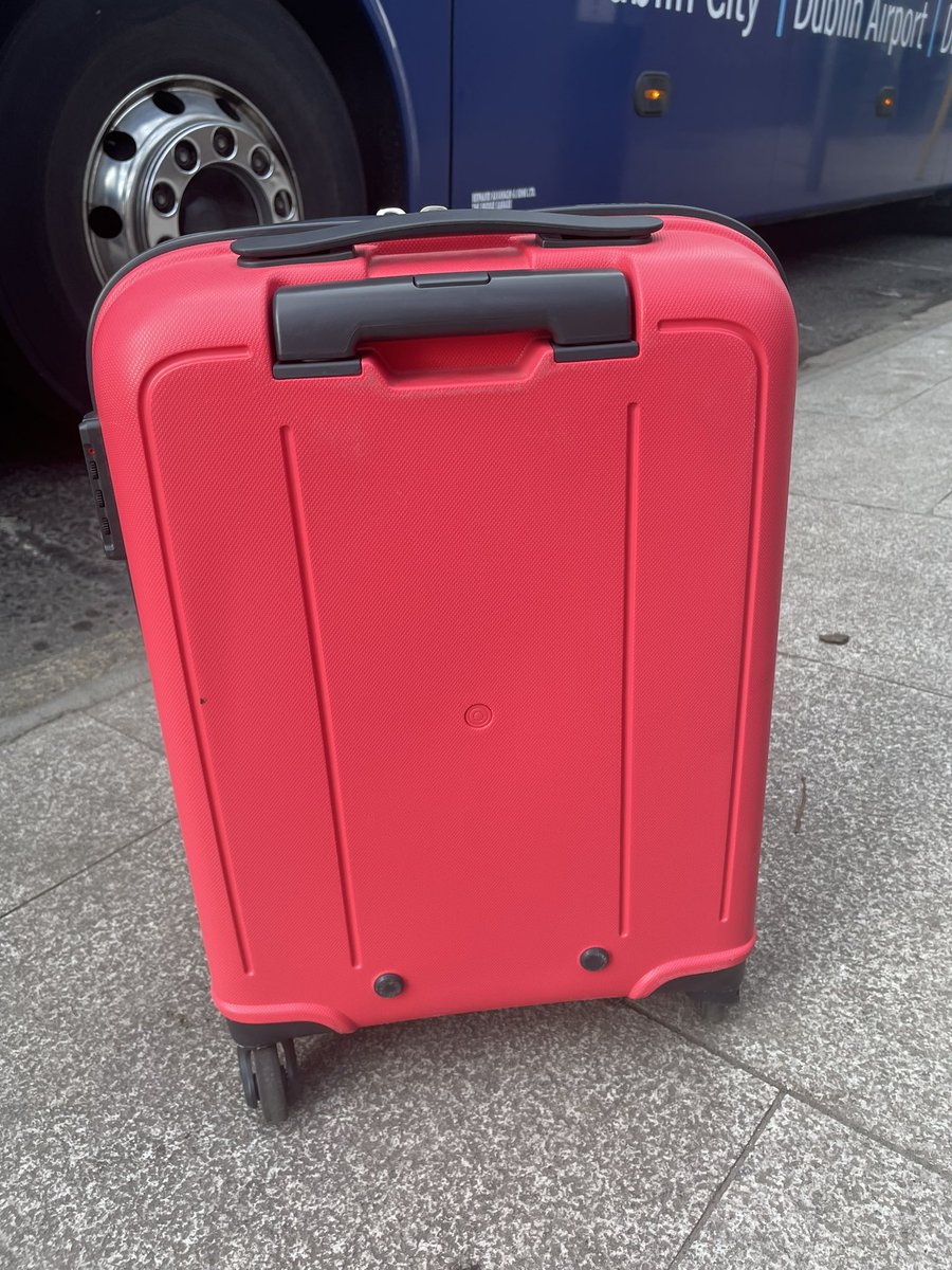 YasminHodge's tweet image. PLEASE PLEASE PLEASE can Twitter work it’s magic 🙏🏼 MY BAG HAS BEEN TAKEN from the 784 Dublin express bus that departed 8am from the airport into the city 😭😭😭 If you have my bag I have yours - look so similar but there are differences as pictured-I need it for this weekend 💔