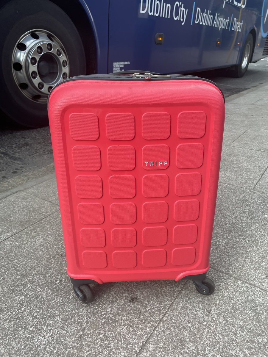 YasminHodge's tweet image. PLEASE PLEASE PLEASE can Twitter work it’s magic 🙏🏼 MY BAG HAS BEEN TAKEN from the 784 Dublin express bus that departed 8am from the airport into the city 😭😭😭 If you have my bag I have yours - look so similar but there are differences as pictured-I need it for this weekend 💔