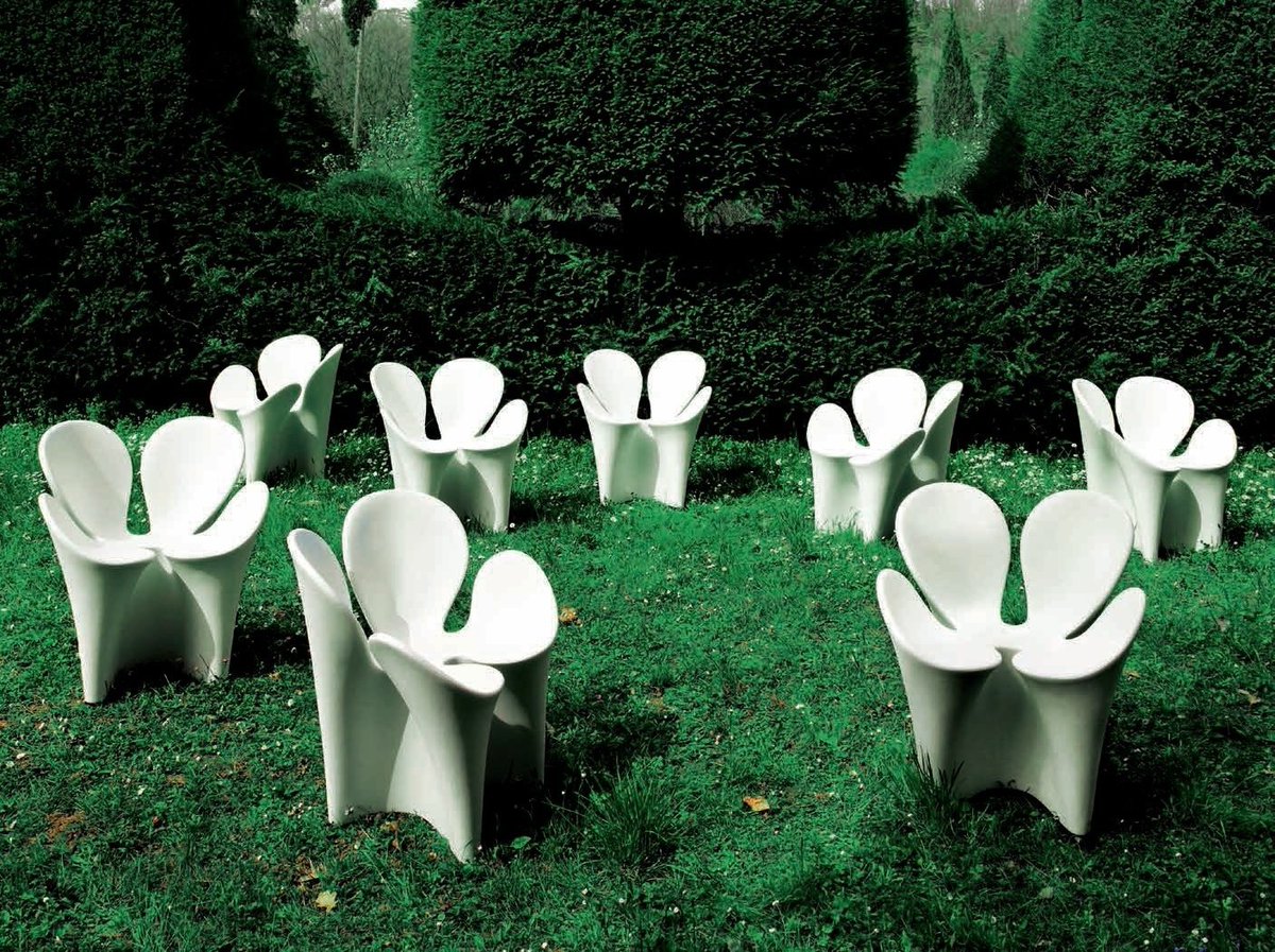 DesignMuseum's tweet photo. What’s luckier than a four leaf clover on #StPatricksDay? ☘️

Moulded entirely out of a single piece of polyethylene, Ron Arad’s playful four-petal Clover chair (2006) symmetrically curves to form a comfortable and stylish armchair. https://t.co/zFxze5HmEC