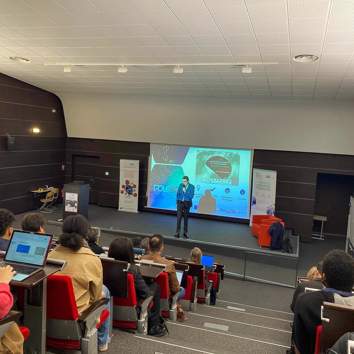 MINES_StEtienne's tweet photo. 🔬 La Microélectronique & l'Électronique : un enjeu d'avenir
👉 Hier s'est déroulé les #MicroInnovationDay organisés par @Pole_SCS à @MINES_StEtienne. Une journée riche, avec des conférences animées par les établissements supérieurs et les entreprises de la #microelectronique. https://t.co/inloIEVHKd