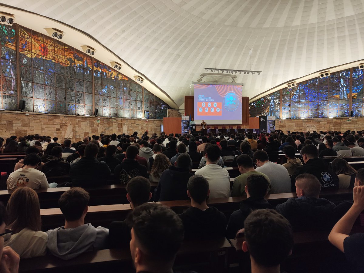 eduSatoe's tweet image. Salón hasta la bandera para escuchar a @Miguel_Arroyo76 y Cristian Villegas hablando de #ChatGPT y su aplicación en #ciberseguridad en la #SHS2k23 🤟😎🔝 #CórdobaPower