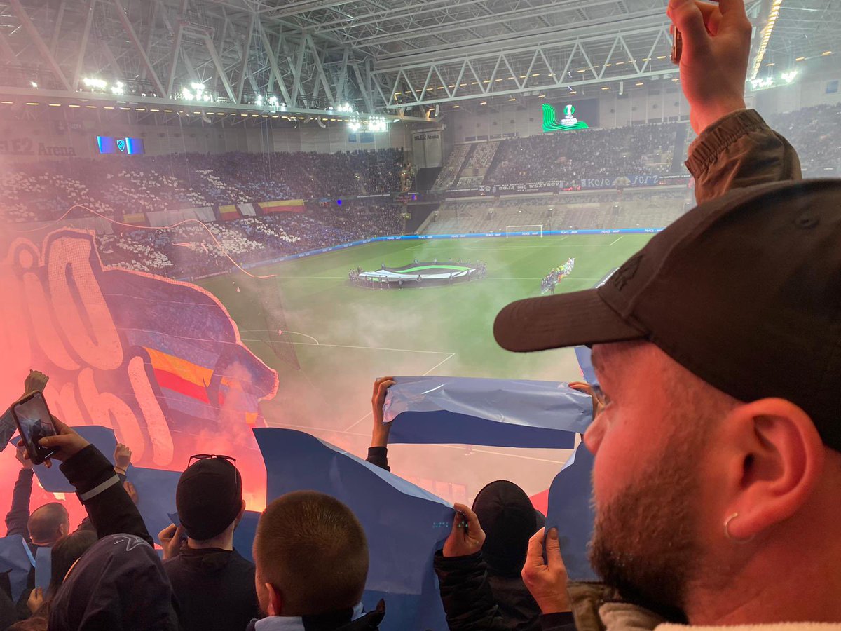 danger_mouse180's tweet photo. djurgarden vs lech poznan last night. Bad result. Savage atmosphere. #kämpa https://t.co/w4eI16RFf5