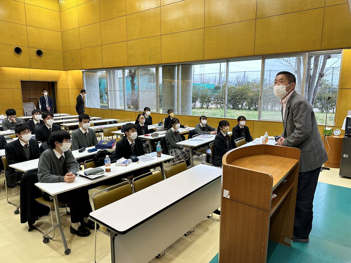 mirai_ADM's tweet photo. 今日で2泊3日の「新高3学び合い合宿」が終了しました。合宿の最後には校長先生も駆けつけてくれて、大団円です。
来たる受験に向けて、これからも頑張ります！ https://t.co/nV5oDLUSw2