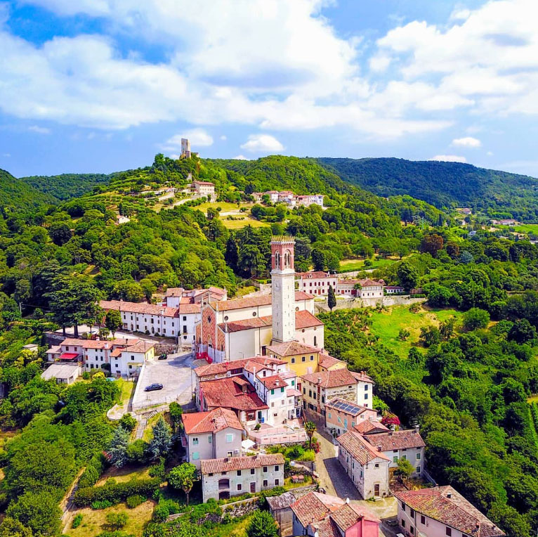 TurismoVeneto's tweet photo. I dolci declivi dei #ColliBerici fanno da quinta scenografica al paese di #Brendola, uno degli angoli più suggestivi e seducenti della provincia di Vicenza
😍 https://t.co/GBpfofppPx
#VisitVeneto
📸 Foto IG my.droning https://t.co/ItNddzd7Dv