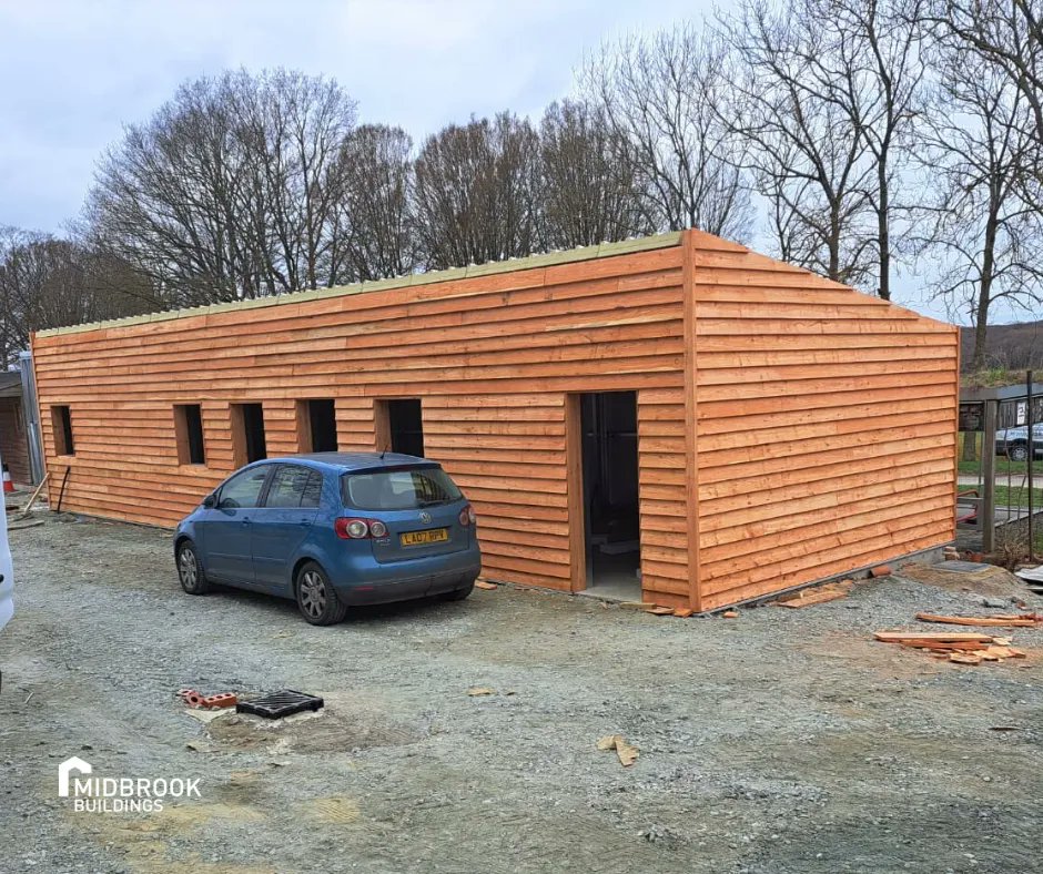 MidbrookBuildi1's tweet image. Here are some photos of how the #steelwork &amp;amp; #timbercladding is going at Hainault Forest in Romford. 

These #steelbuildings will be used for many purposes, including storage, welfare &amp;amp; offices. 

Do you have an upcoming project? - buff.ly/3V2JHCm /call us 01335 370128.