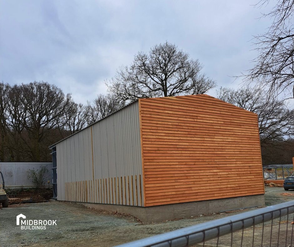 MidbrookBuildi1's tweet image. Here are some photos of how the #steelwork &amp;amp; #timbercladding is going at Hainault Forest in Romford. 

These #steelbuildings will be used for many purposes, including storage, welfare &amp;amp; offices. 

Do you have an upcoming project? - buff.ly/3V2JHCm /call us 01335 370128.