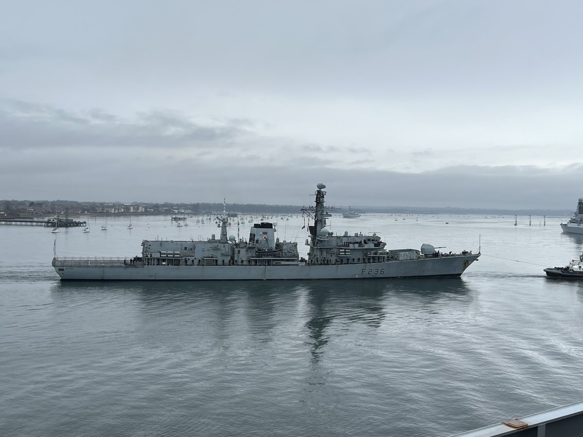 Welcome home @HMSMontrose. It was a honour to wave you in from the Flight Deck of @HMSQNLZ on your final entry. Mare ditat rosa decorat 🌹🌊